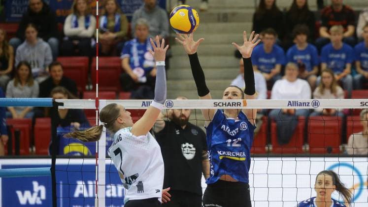 Stuttgart , Volleyball Bundesliga Frauen PlayOff Viertelfinale Spiel 1, Allianz MTV Stuttgart vs. USC Münster , von links: Elena Kömmling ( Münster ) Britt Bongaerts ( Stgt )