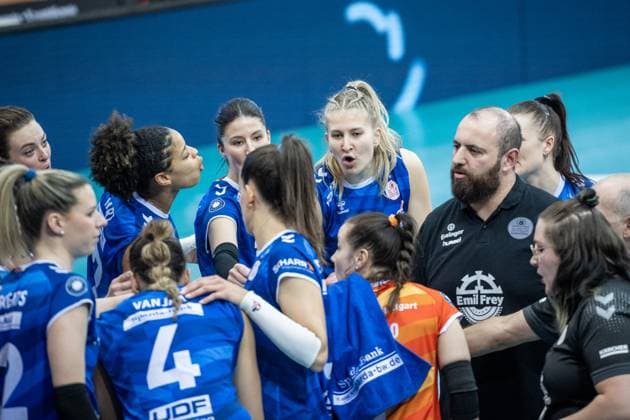 Auszeit beim MTV Stuttgart - re. Konstantin Bitter (Trainer Allianz MTV Stuttgart) Allianz MTV Stuttgart - USC Muenster, 23.03.2024, Stuttgart (SCHARRena), DEU Allianz MTV Stuttgart - USC Muenster, Volleyball Bundesliga, Frauen, VBL, Saison 2023 24, 23.03.2024, Stuttgart (SCHARRena), DEU Stuttgart Copyright: xSandyxDinkelackerx EP_SDR