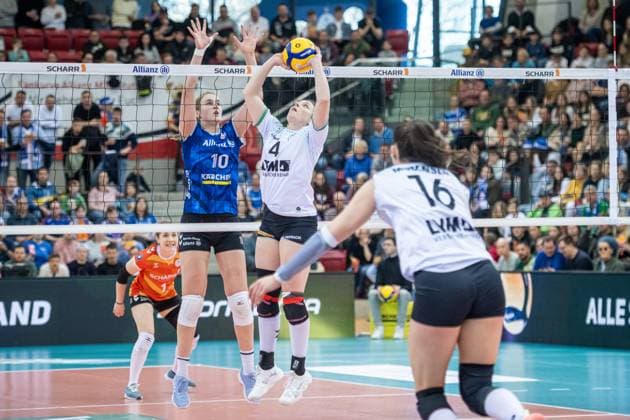 Jenna Ewert (USC Muenster, 04) am Ball, Jolien Knollema (Allianz MTV Stuttgart, 10) auf Stuttgarter Seite Allianz MTV Stuttgart - USC Muenster, 23.03.2024, Stuttgart (SCHARRena), DEU Allianz MTV Stuttgart - USC Muenster, Volleyball Bundesliga, Frauen, VBL, Saison 2023 24, 23.03.2024, Stuttgart (SCHARRena), DEU Stuttgart Copyright: xSandyxDinkelackerx EP_SDR