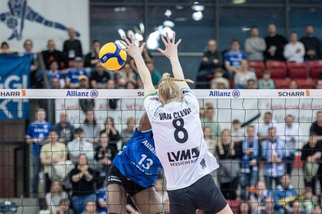 Luisa van Clewe (USC Muenster, 08) blockt Ball von Krystal Rivers (Allianz MTV Stuttgart, 13) Allianz MTV Stuttgart - USC Muenster, 23.03.2024, Stuttgart (SCHARRena), DEU Allianz MTV Stuttgart - USC Muenster, Volleyball Bundesliga, Frauen, VBL, Saison 2023 24, 23.03.2024, Stuttgart (SCHARRena), DEU Stuttgart Copyright: xSandyxDinkelackerx EP_SDR