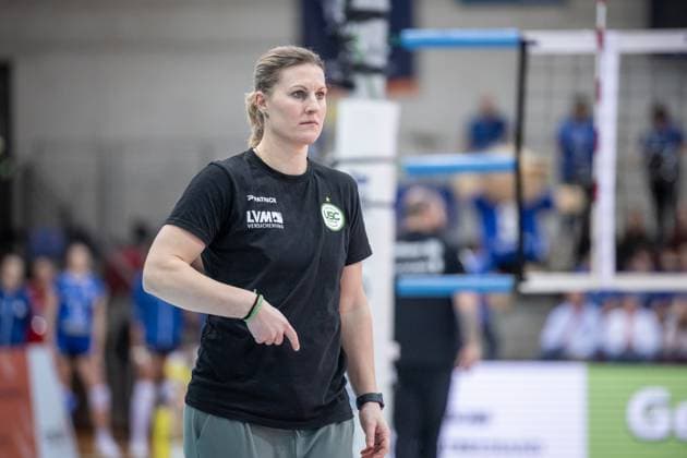 Lisa Thomsen (Trainerin USC Muenster) gibt taktisches Handzeichen Allianz MTV Stuttgart - USC Muenster, 23.03.2024, Stuttgart (SCHARRena), DEU Allianz MTV Stuttgart - USC Muenster, Volleyball Bundesliga, Frauen, VBL, Saison 2023 24, 23.03.2024, Stuttgart (SCHARRena), DEU Stuttgart Copyright: xSandyxDinkelackerx EP_SDR