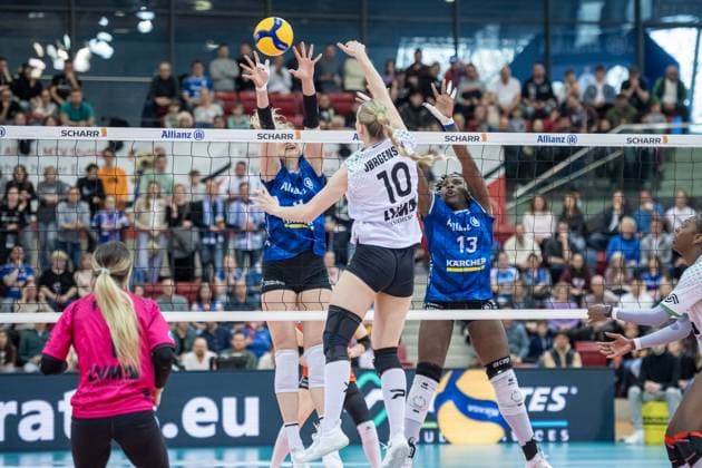 Amalie Joergensen (USC Muenster, 10) vs. Stuttgarterinnen Eline Timmermann (Allianz MTV Stuttgart, 09) und Krystal Rivers (Allianz MTV Stuttgart, 13) Allianz MTV Stuttgart - USC Muenster, 23.03.2024, Stuttgart (SCHARRena), DEU Allianz MTV Stuttgart - USC Muenster, Volleyball Bundesliga, Frauen, VBL, Saison 2023 24, 23.03.2024, Stuttgart (SCHARRena), DEU Stuttgart Copyright: xSandyxDinkelackerx EP_SDR