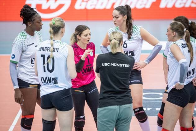 Zoe Fleck (USC Muenster, 01) spricht zum Team Allianz MTV Stuttgart - USC Muenster, 23.03.2024, Stuttgart (SCHARRena), DEU Allianz MTV Stuttgart - USC Muenster, Volleyball Bundesliga, Frauen, VBL, Saison 2023 24, 23.03.2024, Stuttgart (SCHARRena), DEU Stuttgart Copyright: xSandyxDinkelackerx EP_SDR