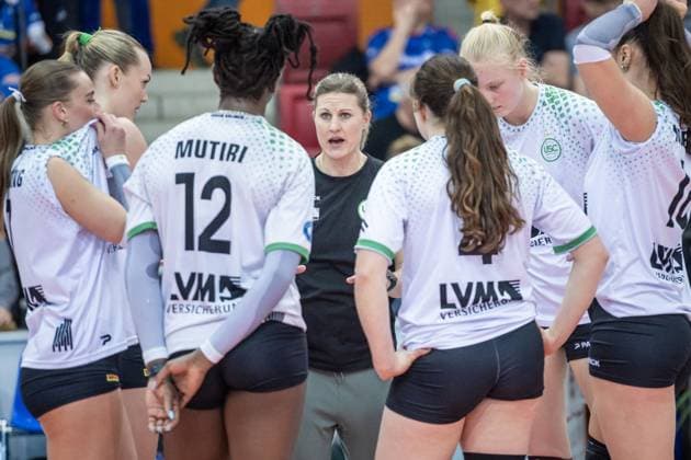 Lisa Thomsen (Trainerin USC Muenster) - Ansprache an das Team Allianz MTV Stuttgart - USC Muenster, 23.03.2024, Stuttgart (SCHARRena), DEU Allianz MTV Stuttgart - USC Muenster, Volleyball Bundesliga, Frauen, VBL, Saison 2023 24, 23.03.2024, Stuttgart (SCHARRena), DEU Stuttgart Copyright: xSandyxDinkelackerx EP_SDR