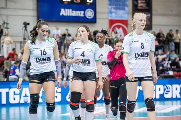 Mikala Mogensen (USC Muenster, 16), Jenna Ewert (USC Muenster, 04), Luisa van Clewe (USC Muenster, 08) - geknickte Stimmung nach verlorenem Satz Allianz MTV Stuttgart - USC Muenster, 23.03.2024, Stuttgart (SCHARRena), DEU Allianz MTV Stuttgart - USC Muenster, Volleyball Bundesliga, Frauen, VBL, Saison 2023 24, 23.03.2024, Stuttgart (SCHARRena), DEU Stuttgart Copyright: xSandyxDinkelackerx EP_SDR