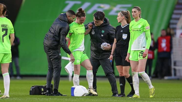 v.li.: Marina Hegering (VfL Wolfsburg, 31) ist verletzt, Verletzung, Schmerzen, schmerzverzerrtes Gesicht, muss ausgewechselt, ersetzt werden, DIE DFB-RICHTLINIEN UNTERSAGEN JEGLICHE NUTZUNG VON FOTOS ALS SEQUENZBILDER UND ODER VIDEOÄHNLICHE FOTOSTRECKEN. DFB REGULATIONS PROHIBIT ANY USE OF PHOTOGRAPHS AS IMAGE SEQUENCES AND OR QUASI-VIDEO., 23.03.2024, Wolfsburg (Deutschland), Fussball, Google Pixel Frauen-Bundesliga, VfL Wolfsburg - FC Bayern München