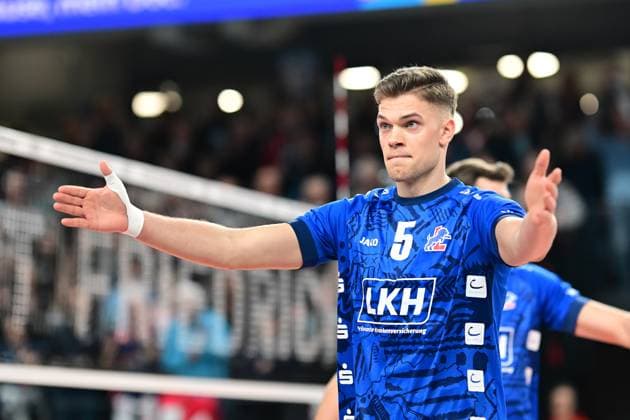 Volleyball I Herren I 2023-2024 I Bundesliga I Playoffs I Viertelfinale I Spiel 2 I SVG Lüneburg - WWK Volleys Herrsching I 23.3.2024 Jubel, Begeisterung, Enthusiasmus, Euphorie, Freude, Glücksgefühl, Heiterkeit bei: Erik Johannes Röhrs (5, SVG Lüneburg) er beglückwünscht Xander Wolf Wassenaar Ketrzynski (11, SVG Lüneburg) als erster Lüneburg LKH Arena Niedersachsen Deutschland Copyright: xLobeca AndreasxHannigx