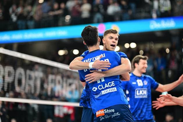 Volleyball I Herren I 2023-2024 I Bundesliga I Playoffs I Viertelfinale I Spiel 2 I SVG Lüneburg - WWK Volleys Herrsching I 23.3.2024 Jubel, Begeisterung, Enthusiasmus, Euphorie, Freude, Glücksgefühl, Heiterkeit bei: Erik Johannes Röhrs (5, SVG Lüneburg) er beglückwünscht Xander Wolf Wassenaar Ketrzynski (11, SVG Lüneburg) als erster Lüneburg LKH Arena Niedersachsen Deutschland Copyright: xLobeca AndreasxHannigx