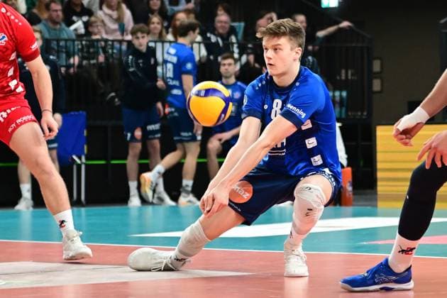 Volleyball I Herren I 2023-2024 I Bundesliga I Playoffs I Viertelfinale I Spiel 2 I SVG Lüneburg - WWK Volleys Herrsching I 23.3.2024 Theo Mohwinkel (8, SVG Lüneburg) mit perfekter Annahme Lüneburg LKH Arena Niedersachsen Deutschland Copyright: xLobeca AndreasxHannigx