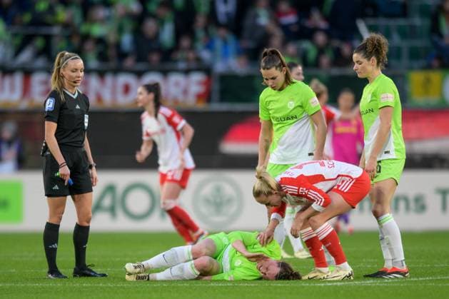 Fußball, Google Pixel Frauen Bundesliga, 20240323, VfL Wolfsburg - FC Bayern München. Im Bild Marina HEGERING (VfL Wolfsburg, 31) angeschlagen am Boden Lea SCHÜLLER (FC Bayern München Frauen, 11) entschuldigt erkundigt sich. Wolfsburg Volkswagen Arena Niedersachsen Deutschland Copyright: Passion2Press MarkusxFischerx