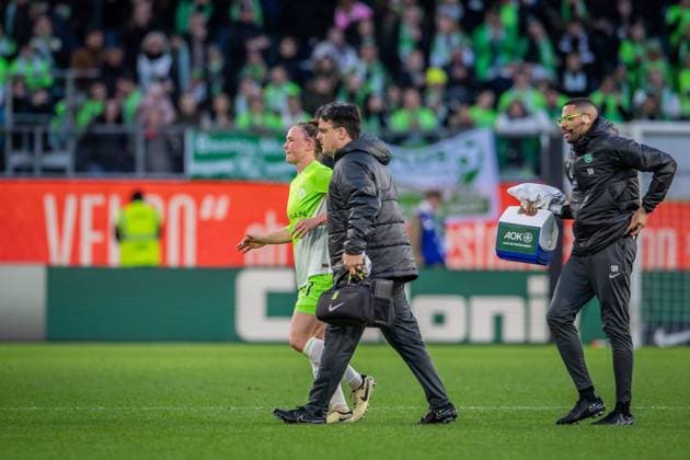 Google Pixel Frauen Bundesliga, VfL Wolfsburg vs FC Bayern München; Wolfsburg, 23.03.2024 Marina Hegering (VfL Wolfsburg, 31) verlässt verletzt das Spielfeld Google Pixel Frauen Bundesliga, VfL Wolfsburg vs FC Bayern München, Volkswagen Arena, Wolfsburg 23.03.2024 DFL REGULATIONS PROHIBIT ANY USE OF PHOTOGRAPHS AS IMAGE SEQUENCES AND OR QUASI-VIDEO. Copyright: xBEAUTIFULxSPORTS LucianoxLimax