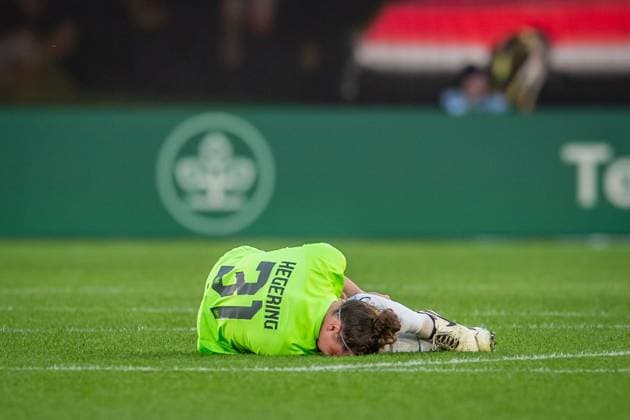 Google Pixel Frauen Bundesliga, VfL Wolfsburg vs FC Bayern München; Wolfsburg, 23.03.2024 Marina Hegering (VfL Wolfsburg, 31) verletzt auf dem Boden liegend Google Pixel Frauen Bundesliga, VfL Wolfsburg vs FC Bayern München, Volkswagen Arena, Wolfsburg 23.03.2024 DFL REGULATIONS PROHIBIT ANY USE OF PHOTOGRAPHS AS IMAGE SEQUENCES AND OR QUASI-VIDEO. Copyright: xBEAUTIFULxSPORTS LucianoxLimax