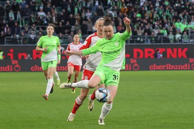 23.03.2024, xgox, Fussball 1.Bundesliga Damen, VfL Wolfsburg - FC Bayern München emspor, v.l. Lea Schueller (Bayern, 11), Marina Hegering (Wolfsburg, 31) (DFL DFB REGULATIONS PROHIBIT ANY USE OF PHOTOGRAPHS as IMAGE SEQUENCES and or QUASI-VIDEO) Wolfsburg