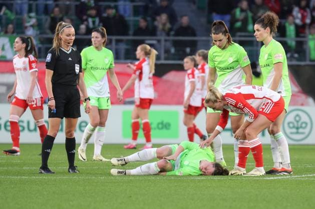 23.03.2024, xgox, Fussball 1.Bundesliga Damen, VfL Wolfsburg - FC Bayern München emspor, v.l. Marina Hegering (Wolfsburg, 31) verletzt, Verletzung, injury, injured (DFL DFB REGULATIONS PROHIBIT ANY USE OF PHOTOGRAPHS as IMAGE SEQUENCES and or QUASI-VIDEO) Wolfsburg