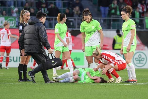 23.03.2024, xgox, Fussball 1.Bundesliga Damen, VfL Wolfsburg - FC Bayern München emspor, v.l. Marina Hegering (Wolfsburg, 31) verletzt, Verletzung, injury, injured (DFL DFB REGULATIONS PROHIBIT ANY USE OF PHOTOGRAPHS as IMAGE SEQUENCES and or QUASI-VIDEO) Wolfsburg