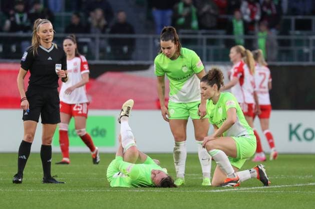 23.03.2024, xgox, Fussball 1.Bundesliga Damen, VfL Wolfsburg - FC Bayern München emspor, v.l. Marina Hegering (Wolfsburg, 31) verletzt, Verletzung, injury, injured (DFL DFB REGULATIONS PROHIBIT ANY USE OF PHOTOGRAPHS as IMAGE SEQUENCES and or QUASI-VIDEO) Wolfsburg