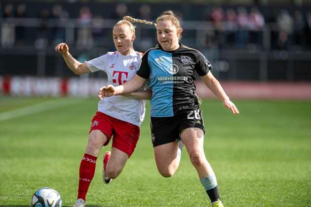 Zweikampf zwischen Anna Gerhardt (1. FC Koeln, 21), links und Madeleine Steck (1. FC Nuernberg, 28), rechts. Fussball: Google Pixel Frauen-Bundesliga, Saison 2023 2024, 16. Spieltag, 1. FC Koeln - 1. FC Nuernberg am 23.03.2024 im Franz-Kremer-Stadion in Koeln. Wichtiger Hinweis: Gemaess den Vorgaben der DFL Deutsche Fussball Liga bzw. des DFB Deutscher Fussball-Bund ist es untersagt, in dem Stadion und oder vom Spiel angefertigte Fotoaufnahmen in Form von Sequenzbildern und oder videoaehnlichen Fotostrecken zu verwerten bzw. verwerten zu lassen. Foto: Kirchner-Media TH Copyright: xKirchner-Media THx