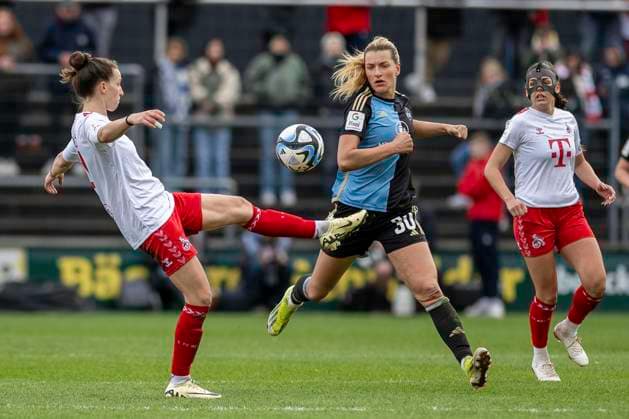 Zweikampf zwischen Sara Agrez (1. FC Koeln, 04), links und Medcina Desic (1. FC Nuernberg, 30), rechts. Fussball: Google Pixel Frauen-Bundesliga, Saison 2023 2024, 16. Spieltag, 1. FC Koeln - 1. FC Nuernberg am 23.03.2024 im Franz-Kremer-Stadion in Koeln. Wichtiger Hinweis: Gemaess den Vorgaben der DFL Deutsche Fussball Liga bzw. des DFB Deutscher Fussball-Bund ist es untersagt, in dem Stadion und oder vom Spiel angefertigte Fotoaufnahmen in Form von Sequenzbildern und oder videoaehnlichen Fotostrecken zu verwerten bzw. verwerten zu lassen. Foto: Kirchner-Media TH Copyright: xKirchner-Media THx
