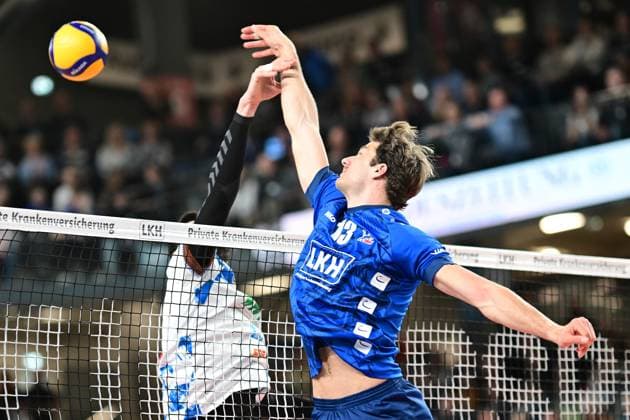 Volleyball I Herren I 2023-2024 I Bundesliga I Playoffs I Viertelfinale I Spiel 2 I SVG Lüneburg - WWK Volleys Herrsching I 23.3.2024 Matthew Knigge (13, SVG Lüneburg) geht unorthodox Zum Ball - und bekommt den Punkt - Magloire Mayaula Nzeza (7, WWK Volleys Herrsching) kann nicht abwehren Lüneburg LKH Arena Niedersachsen Deutschland Copyright: xLobeca AndreasxHannigx