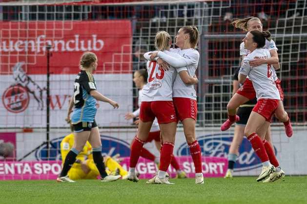Die Koelner Spielerinnen liegen sich nach dem Tor zum Ausgleich zum 3:3 jubelnd in den Armen. Fussball: Google Pixel Frauen-Bundesliga, Saison 2023 2024, 16. Spieltag, 1. FC Koeln - 1. FC Nuernberg am 23.03.2024 im Franz-Kremer-Stadion in Koeln. Wichtiger Hinweis: Gemaess den Vorgaben der DFL Deutsche Fussball Liga bzw. des DFB Deutscher Fussball-Bund ist es untersagt, in dem Stadion und oder vom Spiel angefertigte Fotoaufnahmen in Form von Sequenzbildern und oder videoaehnlichen Fotostrecken zu verwerten bzw. verwerten zu lassen. Foto: Kirchner-Media TH Copyright: xKirchner-Media THx