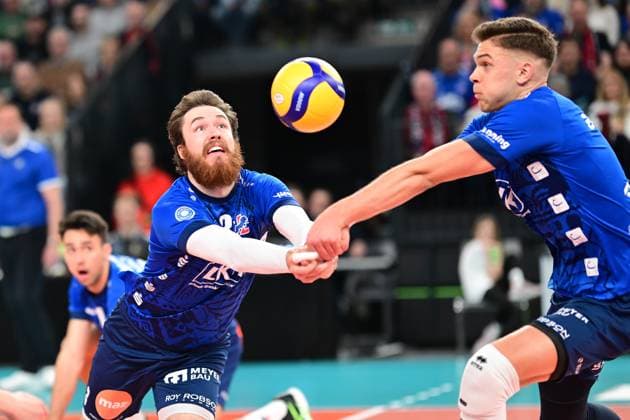 Volleyball I Herren I 2023-2024 I Bundesliga I Playoffs I Viertelfinale I Spiel 2 I SVG Lüneburg - WWK Volleys Herrsching I 23.3.2024 Jesse William Elser (3, SVG Lüneburg) und Erik Johannes Röhrs (5, SVG Lüneburg) gehen spektakulär gleichzeitig zum Ball - der Punkt geht an die SVG Lüneburg Lüneburg LKH Arena Niedersachsen Deutschland Copyright: xLobeca AndreasxHannigx