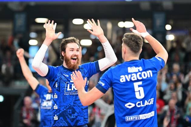 Volleyball I Herren I 2023-2024 I Bundesliga I Playoffs I Viertelfinale I Spiel 2 I SVG Lüneburg - WWK Volleys Herrsching I 23.3.2024 Jubel, Begeisterung, Enthusiasmus, Euphorie, Freude, Glücksgefühl, Heiterkeit bei: Jesse William Elser (3, SVG Lüneburg) und Erik Johannes Röhrs (5, SVG Lüneburg) Lüneburg LKH Arena Niedersachsen Deutschland Copyright: xLobeca AndreasxHannigx