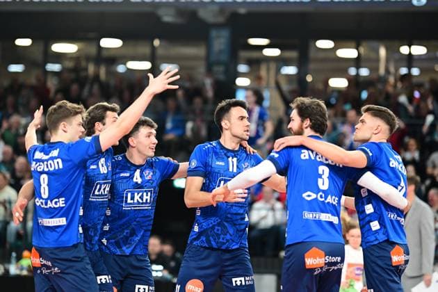 Volleyball I Herren I 2023-2024 I Bundesliga I Playoffs I Viertelfinale I Spiel 2 I SVG Lüneburg - WWK Volleys Herrsching I 23.3.2024 Jubel, Begeisterung, Enthusiasmus, Euphorie, Freude, Glücksgefühl, Heiterkeit bei: Theo Mohwinkel (8, SVG Lüneburg), Matthew Knigge (13, SVG Lüneburg), Maxwell David Elgert (4, SVG Lüneburg), Xander Wolf Wassenaar Ketrzynski (11, SVG Lüneburg), Jesse William Elser (3, SVG Lüneburg) und Erik Johannes Röhrs (5, SVG Lüneburg) Lüneburg LKH Arena Niedersachsen Deutschland Copyright: xLobeca AndreasxHannigx