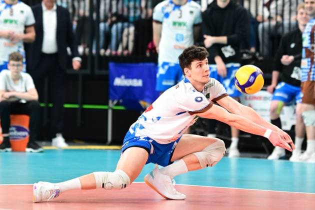 Volleyball I Herren I 2023-2024 I Bundesliga I Playoffs I Viertelfinale I Spiel 2 I SVG Lüneburg - WWK Volleys Herrsching I 23.3.2024 Theo Timmermann (11, WWK Volleys Herrsching) mit spektakuläre Ballannahme Lüneburg LKH Arena Niedersachsen Deutschland Copyright: xLobeca AndreasxHannigx