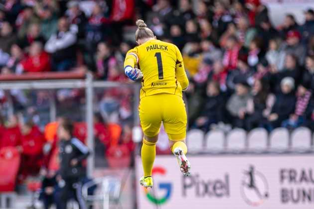 Lea Paulick (1. FC Nuernberg, 01) springt vor Freude jubelnd in die Luft nach dem Tor zum 1:0. Fussball: Google Pixel Frauen-Bundesliga, Saison 2023 2024, 16. Spieltag, 1. FC Koeln - 1. FC Nuernberg am 23.03.2024 im Franz-Kremer-Stadion in Koeln. Wichtiger Hinweis: Gemaess den Vorgaben der DFL Deutsche Fussball Liga bzw. des DFB Deutscher Fussball-Bund ist es untersagt, in dem Stadion und oder vom Spiel angefertigte Fotoaufnahmen in Form von Sequenzbildern und oder videoaehnlichen Fotostrecken zu verwerten bzw. verwerten zu lassen. Foto: Kirchner-Media TH Copyright: xKirchner-Media THx