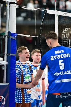 Volleyball I Herren I 2023-2024 I Bundesliga I Playoffs I Viertelfinale I Spiel 2 I SVG Lüneburg - WWK Volleys Herrsching I 23.3.2024 Leonard Graven (17, WWK Volleys Herrsching) und Len Schoormann (0, Veolia Towers Hamburg) scherzen mit Erik Johannes Röhrs (5, SVG Lüneburg) während der Challenge Lüneburg LKH Arena Niedersachsen Deutschland Copyright: xLobeca AndreasxHannigx