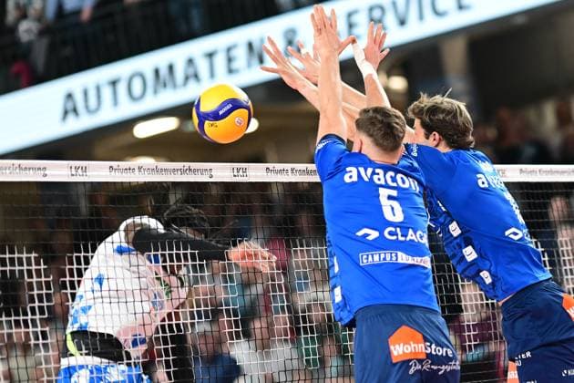 Volleyball I Herren I 2023-2024 I Bundesliga I Playoffs I Viertelfinale I Spiel 2 I SVG Lüneburg - WWK Volleys Herrsching I 23.3.2024 Gage Thomas Wortley (6, SVG Lüneburg) und Matthew Knigge (13, SVG Lüneburg) blocken diesen wuchtigen Angriffschlag von Magloire Mayaula Nzeza (7, WWK Volleys Herrsching) leider ins Aus Lüneburg LKH Arena Niedersachsen Deutschland Copyright: xLobeca AndreasxHannigx