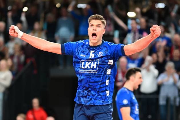 Volleyball I Herren I 2023-2024 I Bundesliga I Playoffs I Viertelfinale I Spiel 2 I SVG Lüneburg - WWK Volleys Herrsching I 23.3.2024 Klassische Pose! Jubel, Begeisterung, Enthusiasmus, Euphorie, Freude, Glücksgefühl, Heiterkeit bei: Erik Johannes Röhrs (5, SVG Lüneburg) Lüneburg LKH Arena Niedersachsen Deutschland Copyright: xLobeca AndreasxHannigx