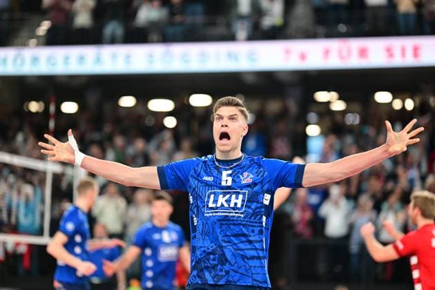 Volleyball I Herren I 2023-2024 I Bundesliga I Playoffs I Viertelfinale I Spiel 2 I SVG Lüneburg - WWK Volleys Herrsching I 23.3.2024 Klassische Pose! Jubel, Begeisterung, Enthusiasmus, Euphorie, Freude, Glücksgefühl, Heiterkeit bei: Erik Johannes Röhrs (5, SVG Lüneburg) - das ist der Punkt zum Satzgewinn¦ 1:0 für die SVG Lüneburg Lüneburg LKH Arena Niedersachsen Deutschland Copyright: xLobeca AndreasxHannigx