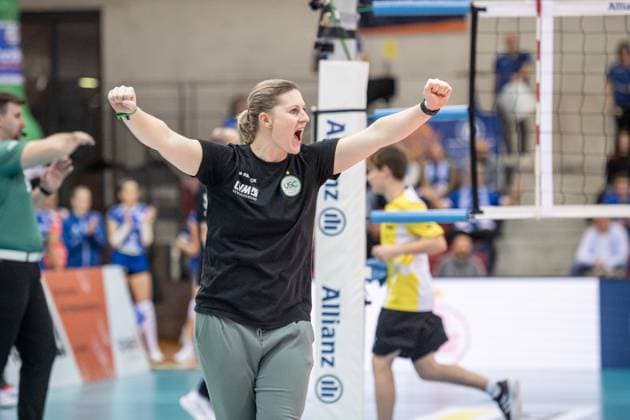 Lisa Thomsen (Trainerin USC Muenster) - Jubel nach gutem Einsatz Allianz MTV Stuttgart - USC Muenster, 23.03.2024, Stuttgart (SCHARRena), DEU Allianz MTV Stuttgart - USC Muenster, Volleyball Bundesliga, Frauen, VBL, Saison 2023 24, 23.03.2024, Stuttgart (SCHARRena), DEU Stuttgart Copyright: xSandyxDinkelackerx EP_SDR