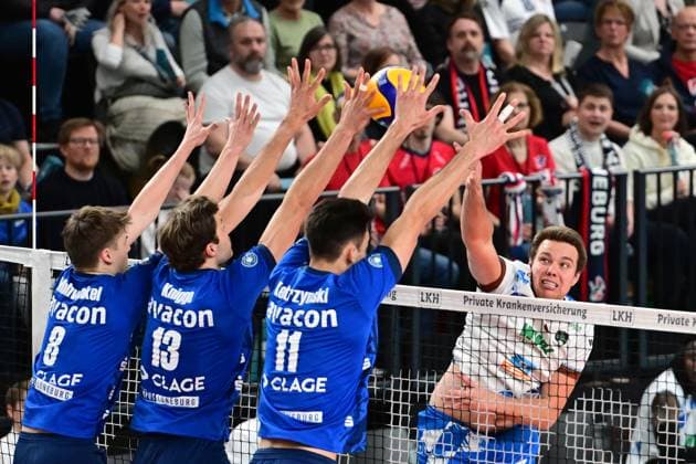 Volleyball I Herren I 2023-2024 I Bundesliga I Playoffs I Viertelfinale I Spiel 2 I SVG Lüneburg - WWK Volleys Herrsching I 23.3.2024 Jonas Kaminski (8, WWK Volleys Herrsching) schlägt in den Dreierblock von Theo Mohwinkel (8, SVG Lüneburg), Matthew Knigge (13, SVG Lüneburg) und Xander Wolf Wassenaar Ketrzynski (11, SVG Lüneburg) Lüneburg LKH Arena Niedersachsen Deutschland Copyright: xLobeca AndreasxHannigx
