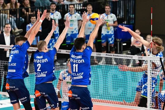 Volleyball I Herren I 2023-2024 I Bundesliga I Playoffs I Viertelfinale I Spiel 2 I SVG Lüneburg - WWK Volleys Herrsching I 23.3.2024 Daniel Gruvaeus (2, WWK Volleys Herrsching) scheitert am Block von Erik Johannes Röhrs (5, SVG Lüneburg), Blake Gregory Leeson (2, SVG Lüneburg) und Xander Wolf Wassenaar Ketrzynski (11, SVG Lüneburg) Lüneburg LKH Arena Niedersachsen Deutschland Copyright: xLobeca AndreasxHannigx