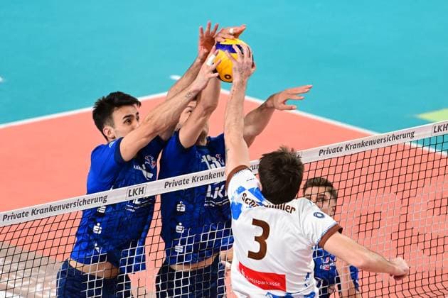 Volleyball I Herren I 2023-2024 I Bundesliga I Playoffs I Viertelfinale I Spiel 2 I SVG Lüneburg - WWK Volleys Herrsching I 23.3.2024 Handsalat - Xander Wolf Wassenaar Ketrzynski (11, SVG Lüneburg) und Matthew Knigge (13, SVG Lüneburg) drücken gegen Joel Schneidmiller (3, WWK Volleys Herrsching) Lüneburg LKH Arena Niedersachsen Deutschland Copyright: xLobeca AndreasxHannigx