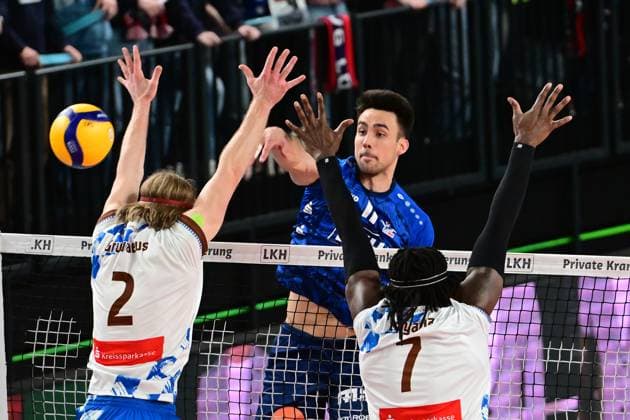 Volleyball I Herren I 2023-2024 I Bundesliga I Playoffs I Viertelfinale I Spiel 2 I SVG Lüneburg - WWK Volleys Herrsching I 23.3.2024 Xander Wolf Wassenaar Ketrzynski (11, SVG Lüneburg) macht den Punkt gegen den Doppelblock von Daniel Gruvaeus (2, WWK Volleys Herrsching) und Magloire Mayaula Nzeza (7, WWK Volleys Herrsching) Lüneburg LKH Arena Niedersachsen Deutschland Copyright: xLobeca AndreasxHannigx