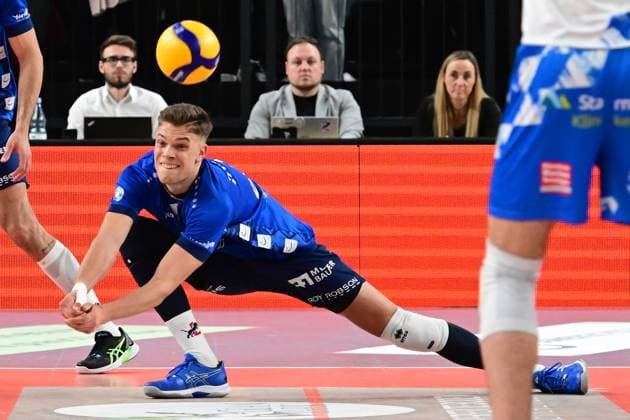 Volleyball I Herren I 2023-2024 I Bundesliga I Playoffs I Viertelfinale I Spiel 2 I SVG Lüneburg - WWK Volleys Herrsching I 23.3.2024 Eigentlich noch eine tolle Annahme von Erik Johannes Röhrs (5, SVG Lüneburg) - dennoch geht der letzt Punkt des zweiten Satzes an WWK Volleys Herrsching Lüneburg LKH Arena Niedersachsen Deutschland Copyright: xLobeca AndreasxHannigx