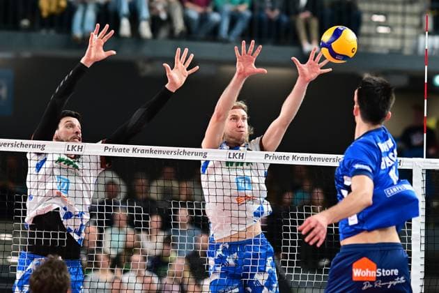 Volleyball I Herren I 2023-2024 I Bundesliga I Playoffs I Viertelfinale I Spiel 2 I SVG Lüneburg - WWK Volleys Herrsching I 23.3.2024 Doppelblock von Djordje Ilic (1, WWK Volleys Herrsching) und Daniel Gruvaeus (2, WWK Volleys Herrsching) gegen Xander Wolf Wassenaar Ketrzynski (11, SVG Lüneburg) Lüneburg LKH Arena Niedersachsen Deutschland Copyright: xLobeca AndreasxHannigx
