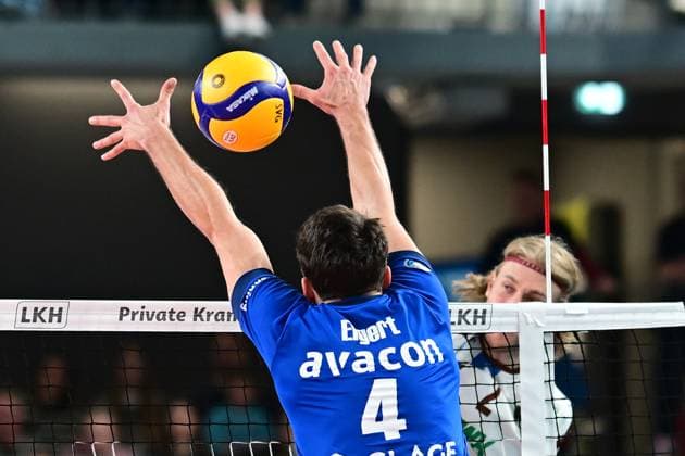 Volleyball I Herren I 2023-2024 I Bundesliga I Playoffs I Viertelfinale I Spiel 2 I SVG Lüneburg - WWK Volleys Herrsching I 23.3.2024 Hier schlägt Daniel Gruvaeus (2, WWK Volleys Herrsching) durch den Block von Xander Wolf Wassenaar Ketrzynski (11, SVG Lüneburg) Lüneburg LKH Arena Niedersachsen Deutschland Copyright: xLobeca AndreasxHannigx