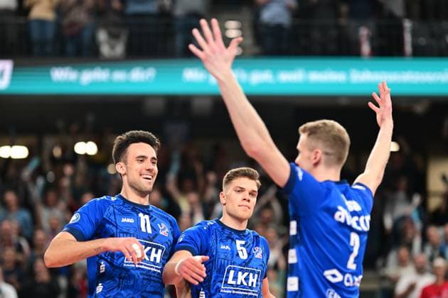 Volleyball I Herren I 2023-2024 I Bundesliga I Playoffs I Viertelfinale I Spiel 2 I SVG Lüneburg - WWK Volleys Herrsching I 23.3.2024 Xander Wolf Wassenaar Ketrzynski (11, SVG Lüneburg) und Erik Johannes Röhrs (5, SVG Lüneburg) gratulieren Blake Gregory Leeson (2, SVG Lüneburg) für sein Ass zum Satzgewinn Lüneburg LKH Arena Niedersachsen Deutschland Copyright: xLobeca AndreasxHannigx