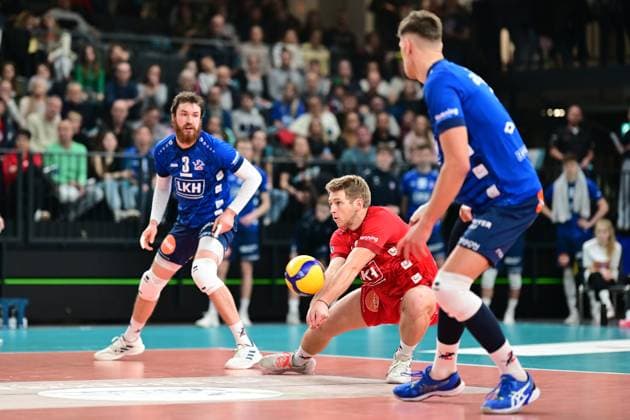Volleyball I Herren I 2023-2024 I Bundesliga I Playoffs I Viertelfinale I Spiel 2 I SVG Lüneburg - WWK Volleys Herrsching I 23.3.2024 Gage Thomas Wortley (6, SVG Lüneburg) wie immer sicher in der Ballannahme - Jesse William Elser (3, SVG Lüneburg) und Erik Johannes Röhrs (5, SVG Lüneburg) bobachten ihn Lüneburg LKH Arena Niedersachsen Deutschland Copyright: xLobeca AndreasxHannigx