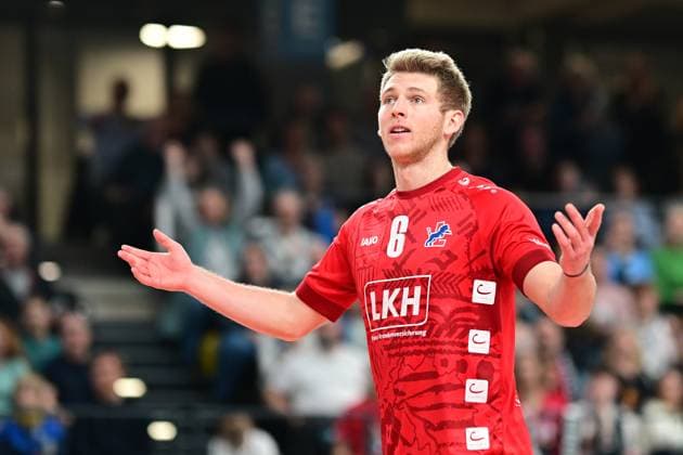 Volleyball I Herren I 2023-2024 I Bundesliga I Playoffs I Viertelfinale I Spiel 2 I SVG Lüneburg - WWK Volleys Herrsching I 23.3.2024 Schiri was pfeifst du¦.? Gage Thomas Wortley (6, SVG Lüneburg) ist nicht zufrieden mit der Leistung des Unparteiischen Lüneburg LKH Arena Niedersachsen Deutschland Copyright: xLobeca AndreasxHannigx