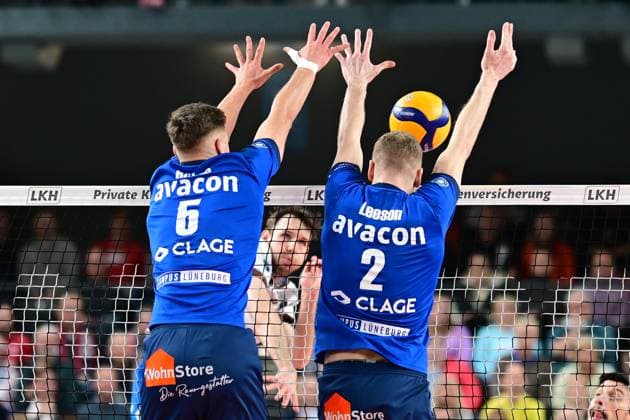 Volleyball I Herren I 2023-2024 I Bundesliga I Playoffs I Viertelfinale I Spiel 2 I SVG Lüneburg - WWK Volleys Herrsching I 23.3.2024 Filip John (6, WWK Volleys Herrsching) kommt nicht durch den Block von Gage Thomas Wortley (6, SVG Lüneburg) und Blake Gregory Leeson (2, SVG Lüneburg) Lüneburg LKH Arena Niedersachsen Deutschland Copyright: xLobeca AndreasxHannigx