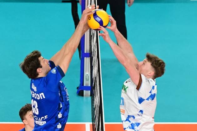 Volleyball I Herren I 2023-2024 I Bundesliga I Playoffs I Viertelfinale I Spiel 2 I SVG Lüneburg - WWK Volleys Herrsching I 23.3.2024 Vogelperspektive: Matthew Knigge (13, SVG Lüneburg) hält den Ball mit Eric Burggräf (9, WWK Volleys Herrsching) über dem Netz fest - mit dem glücklicheren Ende für SVG Lüneburg Lüneburg LKH Arena Niedersachsen Deutschland Copyright: xLobeca AndreasxHannigx
