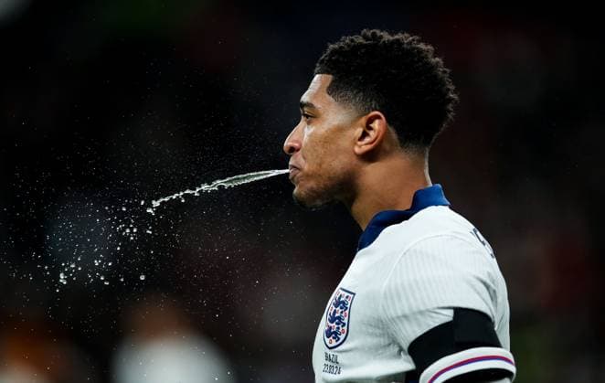 Sport Bilder des Tages England v Brazil, London, UK - 23 Mar 2024 Jude Bellingham of England takes in water during the International Friendly, Länderspiel, Nationalmannschaft match between England and Brazil at Wembley Stadium, London on 23 March 2024 ( London Wembley Stadium London England Copyright: xMicahxCrook PPAUKx PPA-100864