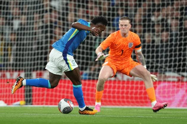 England v Brazil - International Friendly, Länderspiel, Nationalmannschaft Vinicius Junior of Brazil and Jordan Pickford of England in action during the international friendly match between England and Brazil at Wembley Stadium on March 23, 2024 in London, England. London Wembley Stadium England United Kingdom Copyright: xEdxSykes Sportsphoto APLx 13970008