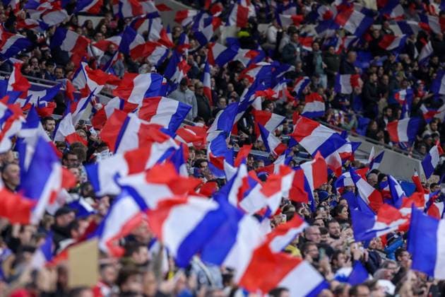 Fußball Länderspiel Frankreich - Deutschland am 23.03.2024 im Groupama Stadium in Lyon Fans der französischen Nationalmannschaft schwenken Fahnen vor dem Spiel. DFB regulations prohibit any use of photographs as image sequences and or quasi-video.