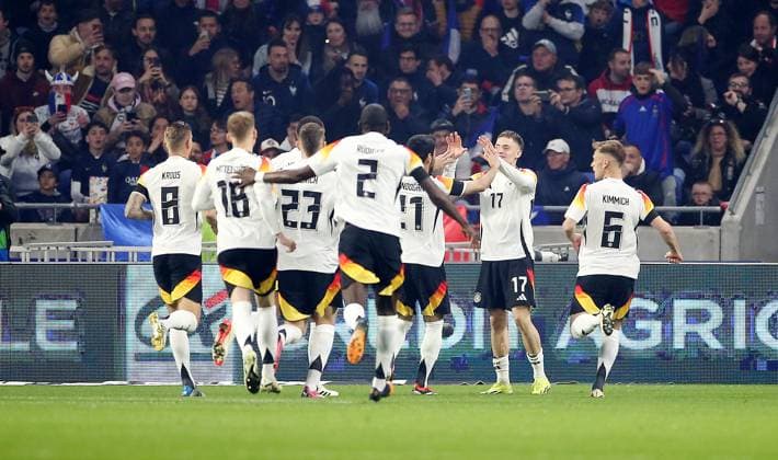 Lyon , Fußball Länderspiel Frankreich vs. Deutschland , Jubel Deutschland nach dem Tor zum 0 : 1 Gemäß den Vorgaben des DFB Deutscher Fußball Bund ist es untersagt, in dem Stadion und oder vom Spiel angefertigte Fotoaufnahmen in Form von Sequenzbildern und oder videoähnlichen Fotostrecken zu verwerten bzw. verwerten zu lassen.